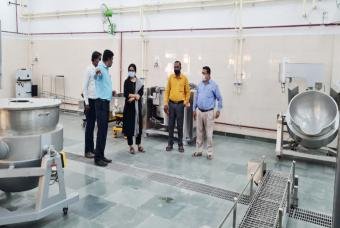 Kitchen staff explaining every details of Akshaya Patra’s Bhiwandi Kitchen