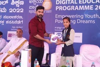 The chief guest of the launch event, Mr Shine Shetty, Sandalwood star distributing the digital tablets