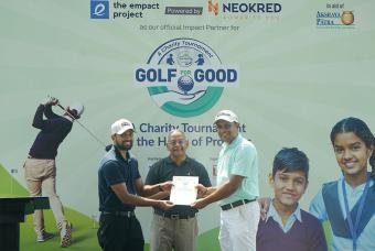 Mr. Tarun Nazare, Co Founder and MD of Neokred and Mr. Shridhar Venkat, CEO of Akshaya Patra present the laurel to one of the winners