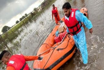 Rain or floods, the team of Akshaya Patra is ready to brave it all. Nothing can dampen their spirits. Because there are people who need food relief