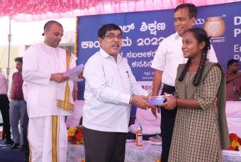 Mr Raj Kumar – DDPU, provides the tablet to a girl beneficiary