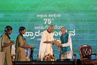 Shri N R Narayana Murthy, Founder - Infosys Limited being felicitated by Shri Madhu Pandit Dasa, Founder-Chairman.