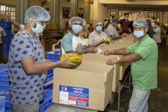 Vegetables that last longer are packed in the grocery kit.